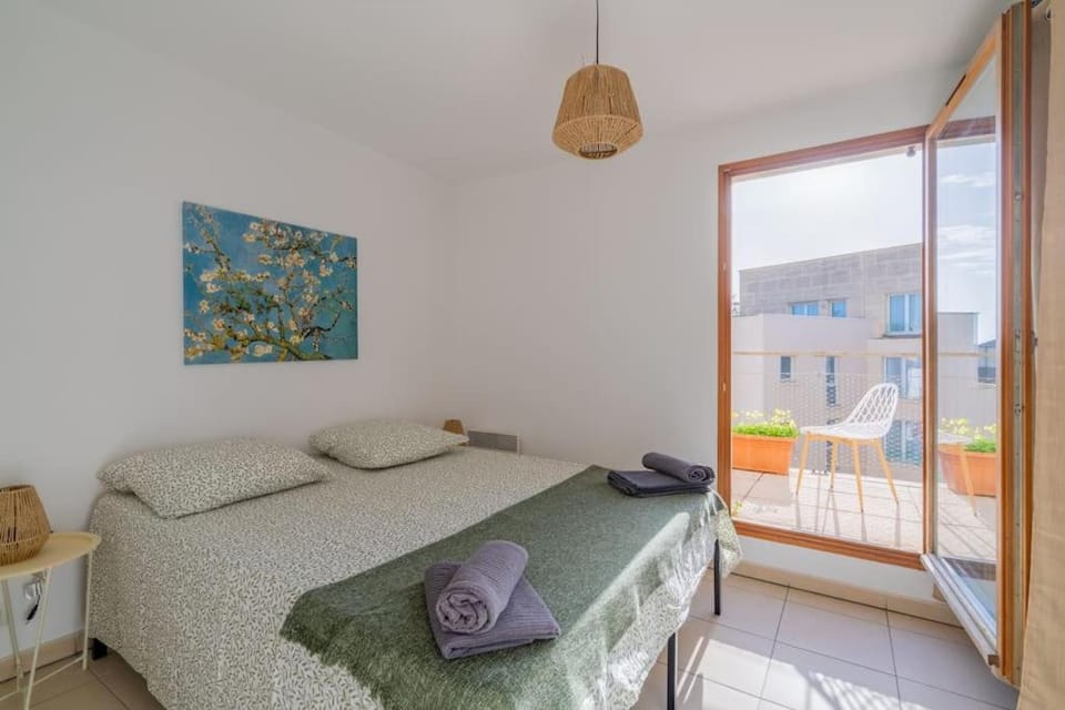 Bed, Photo of the whole room, Bedroom, towels