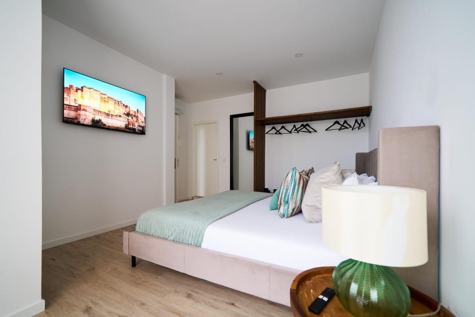 Bed, TV and multimedia, Photo of the whole room, Bedroom