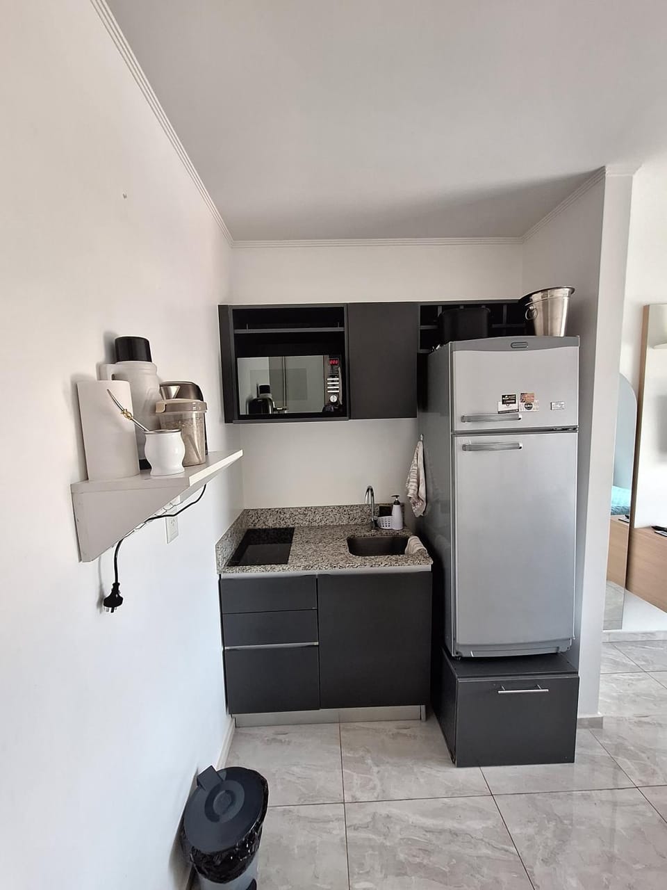Kitchen or kitchenette, minibar, stove, toaster