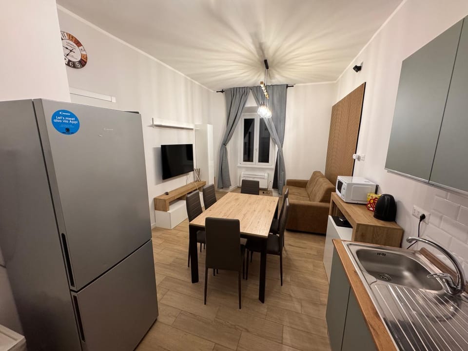 TV and multimedia, Kitchen or kitchenette, Living room, Seating area, Dining area, stove