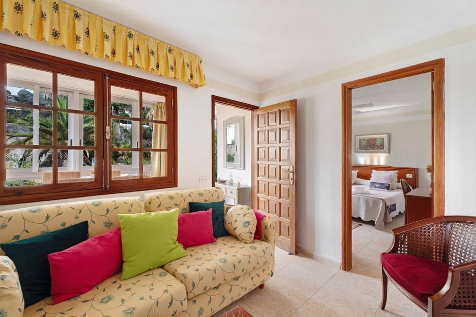 Communal lounge/ TV room, Living room, Seating area