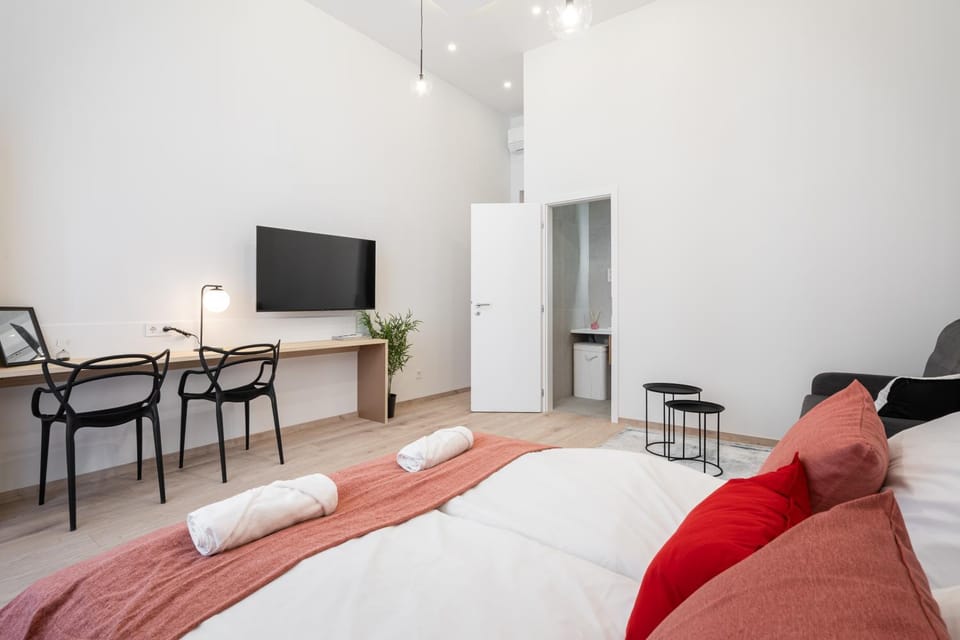 Communal lounge/ TV room, Bed, TV and multimedia, Living room, Photo of the whole room, Seating area, Bedroom