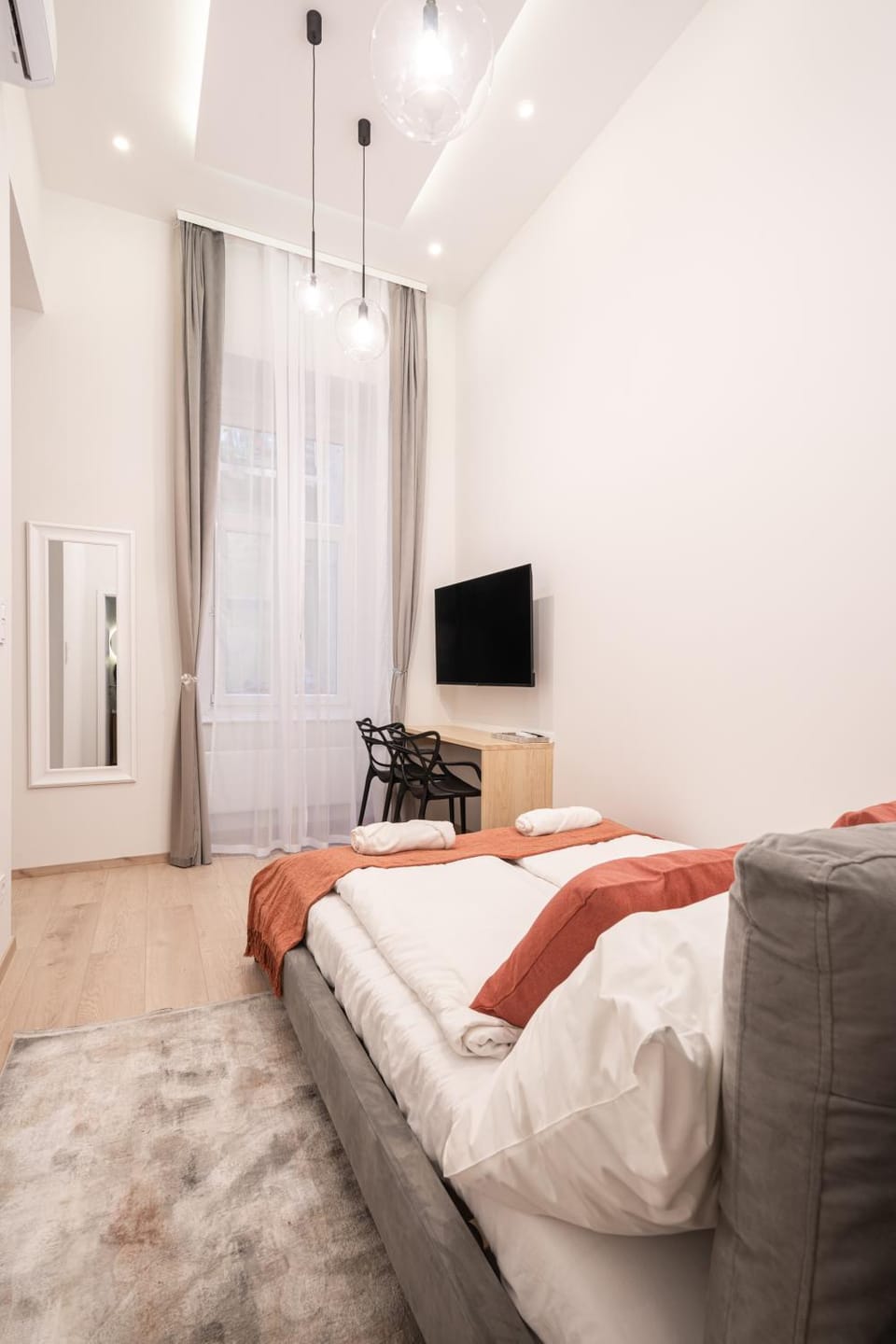 Bed, TV and multimedia, Photo of the whole room, Seating area, Bedroom