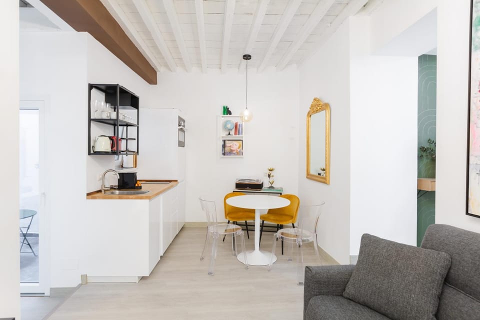 Seating area, Dining area