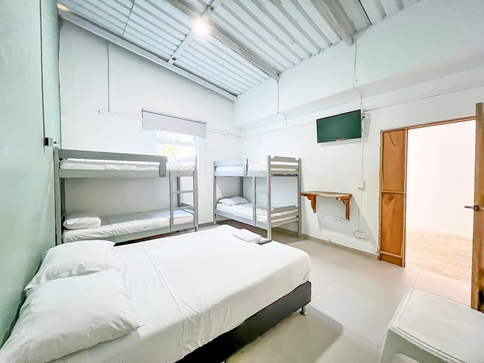 TV and multimedia, Photo of the whole room, Bedroom