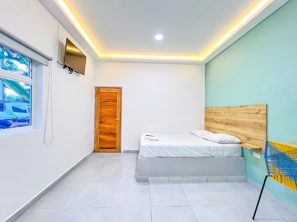 Bed, TV and multimedia, Photo of the whole room, Bedroom