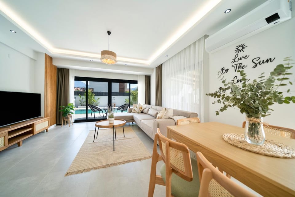 Communal lounge/ TV room, TV and multimedia, Living room, Seating area, Dining area, Evening entertainment