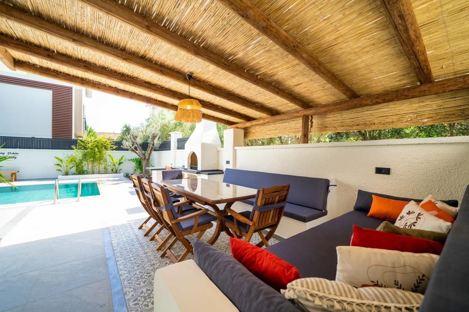 Patio, Day, View (from property/room), Seating area, Dining area, Pool view, Swimming pool, sunbed