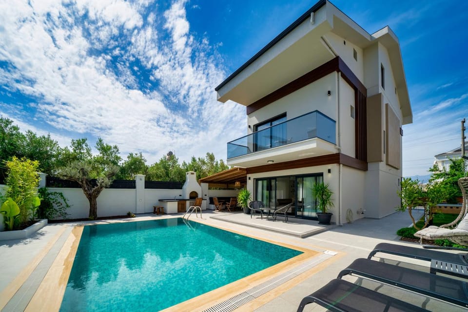Property building, Patio, Day, Garden, Garden view, Pool view, Swimming pool, sunbed