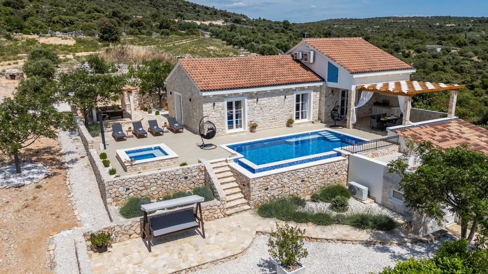 Patio, Day, Bird's eye view, Swimming pool, sunbed