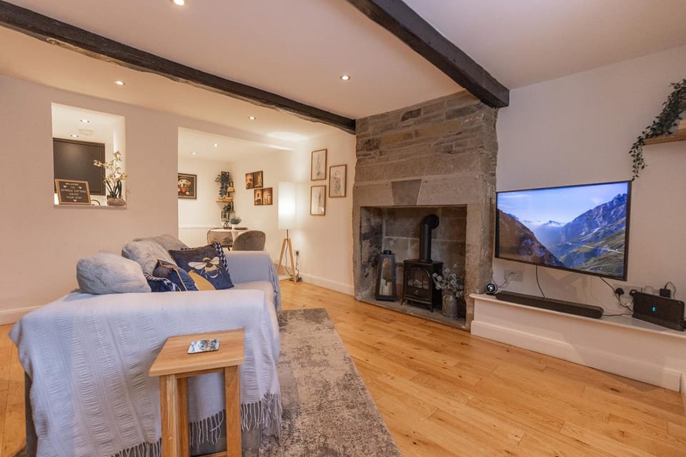 Natural landscape, TV and multimedia, Living room, Seating area