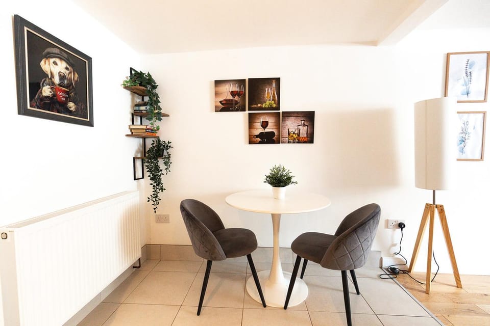 Decorative detail, Seating area, Dining area
