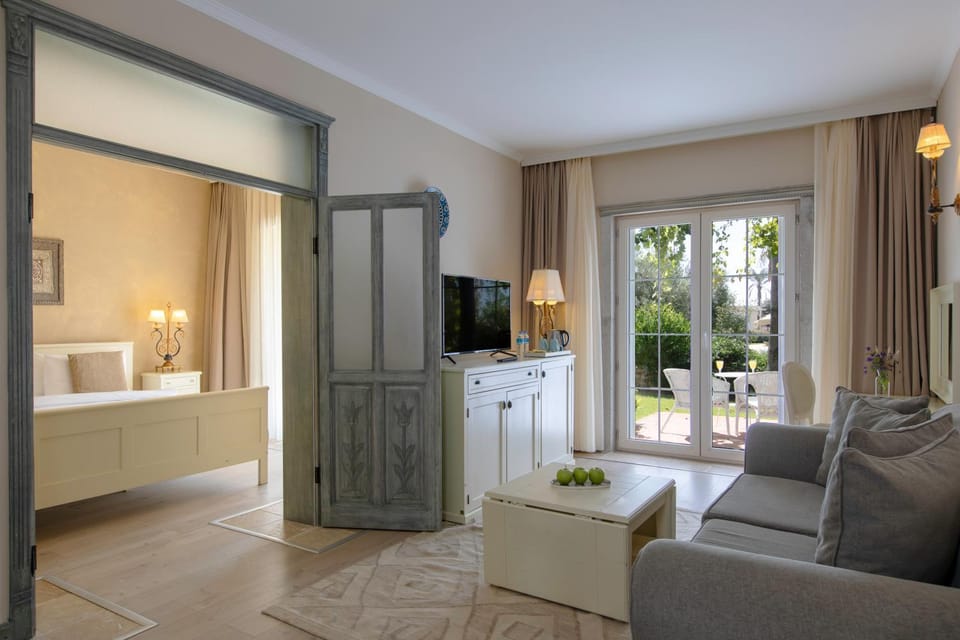 Bed, TV and multimedia, Photo of the whole room, Seating area, Bedroom