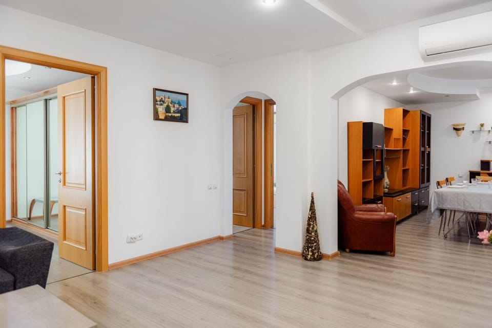 Heart of Downtown 3 ROOMS Apartment Self Check in Apartment in Bucharest