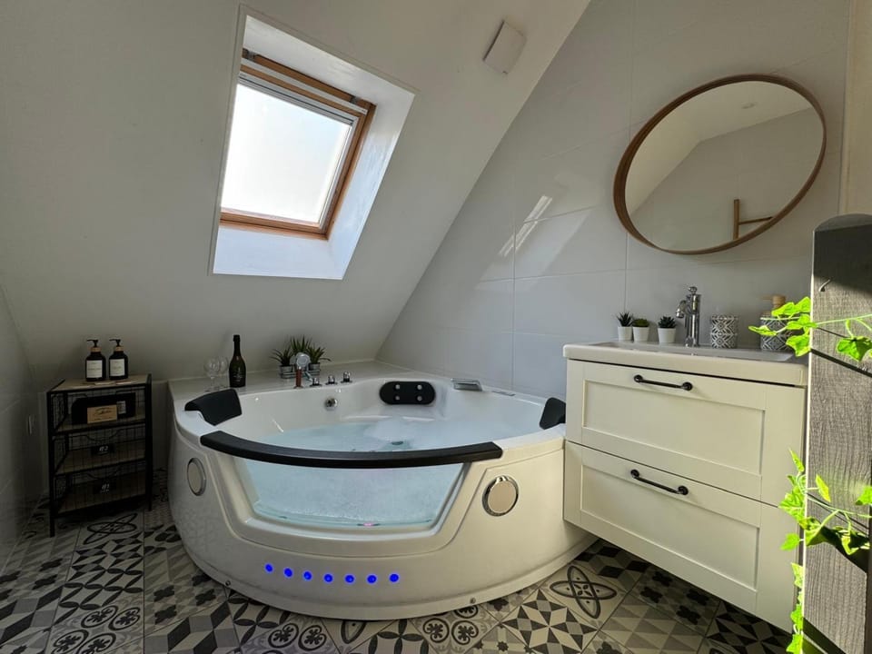 LE NID - Charmante petite maison avec balnéo House in Île-de-France