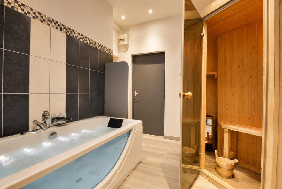 Sous le Charme de Charles Sauna & Jacuzzi Nancy Apartment in Nancy