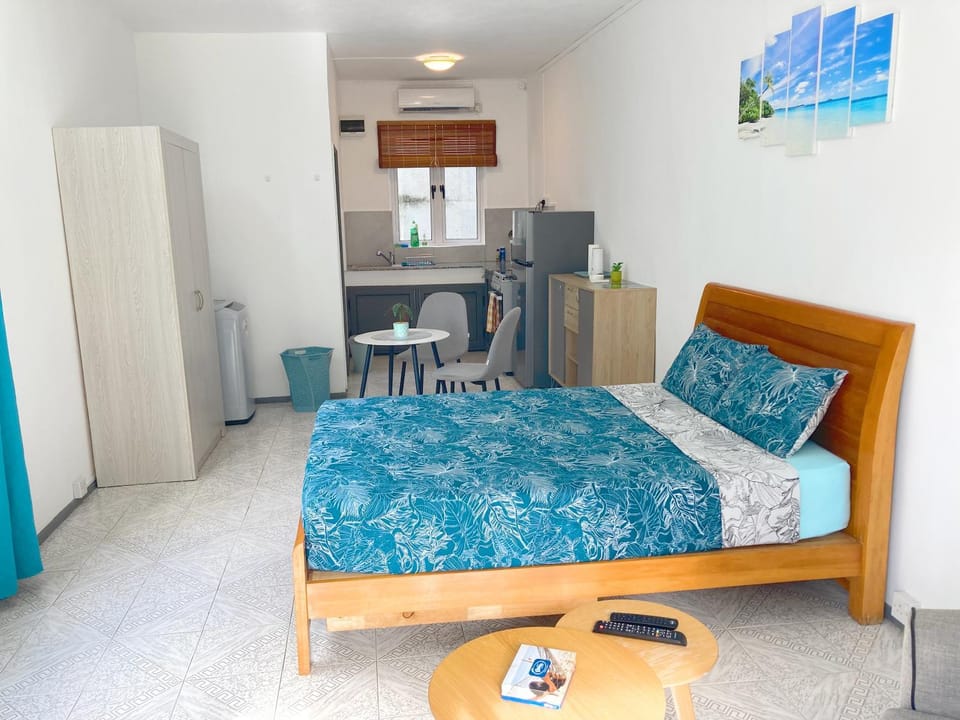 Photo of the whole room, Bedroom