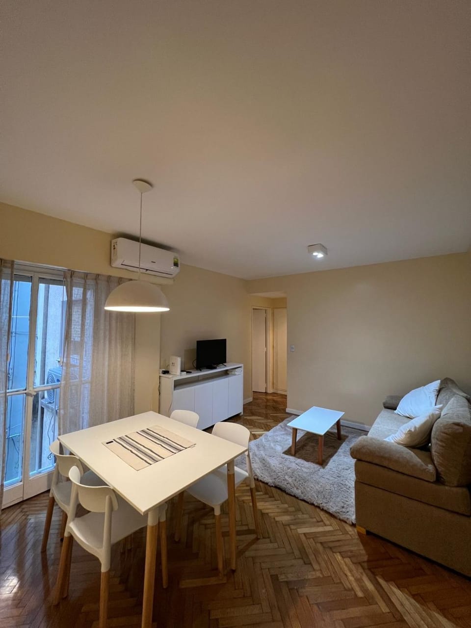 Bed, Seating area, Dining area, air conditioner