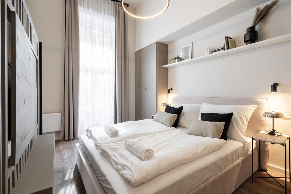 Bed, Bedroom, towels
