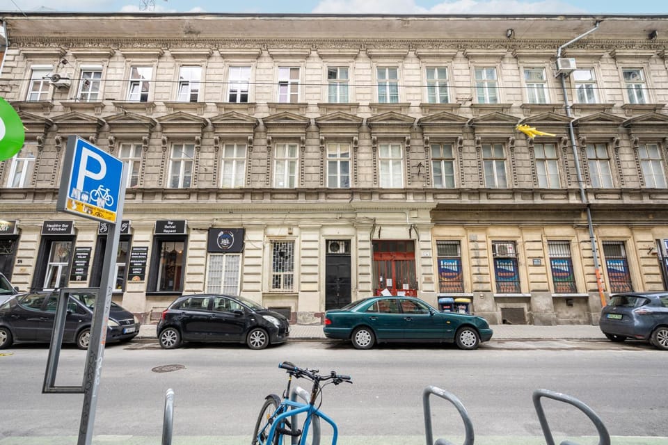 Property building, Day, City view, Location