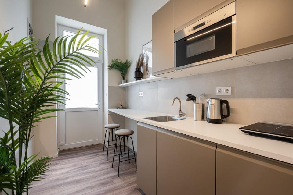 Property building, Coffee/tea facilities, Kitchen or kitchenette, Family, stove