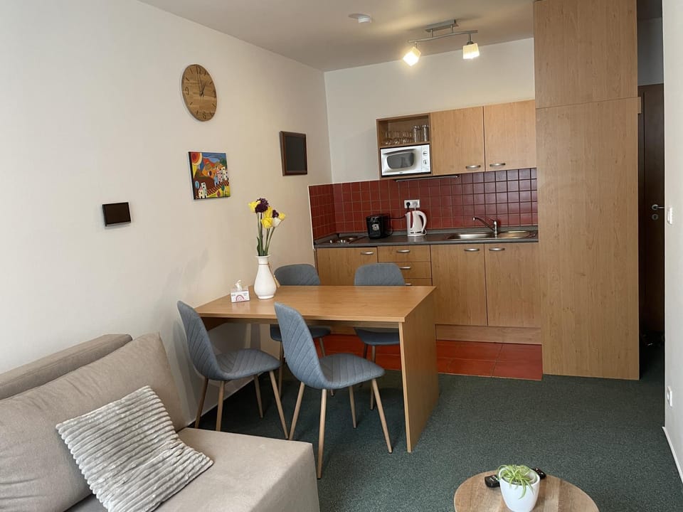 Kitchen or kitchenette, Dining area, minibar