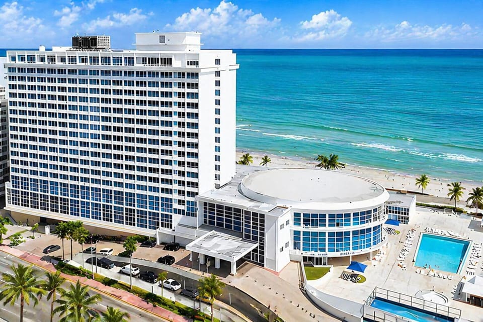 Property building, Day, Natural landscape, Bird's eye view, Beach, City view, Pool view, Sea view, Swimming pool, Location, Parking, sunbed