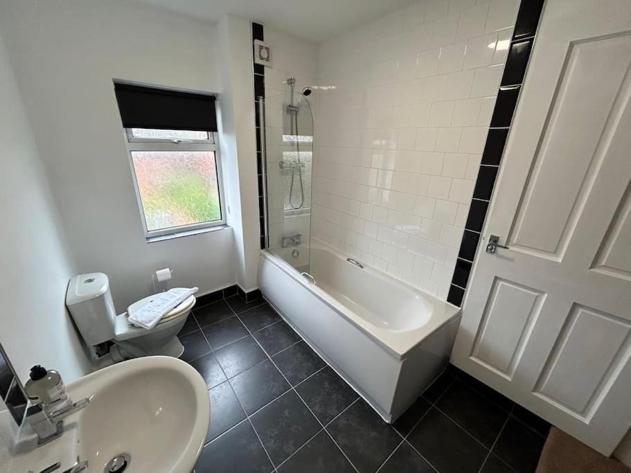 3 Bedroom Home From Home, Crewe House in Crewe