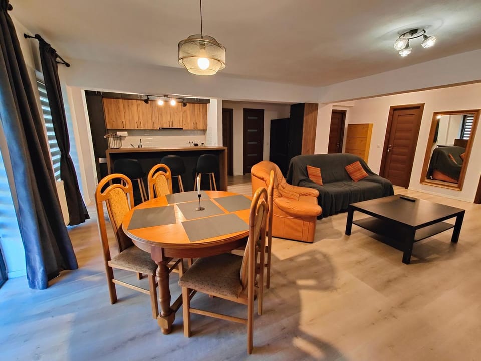 Kitchen or kitchenette, Living room, Seating area, Dining area