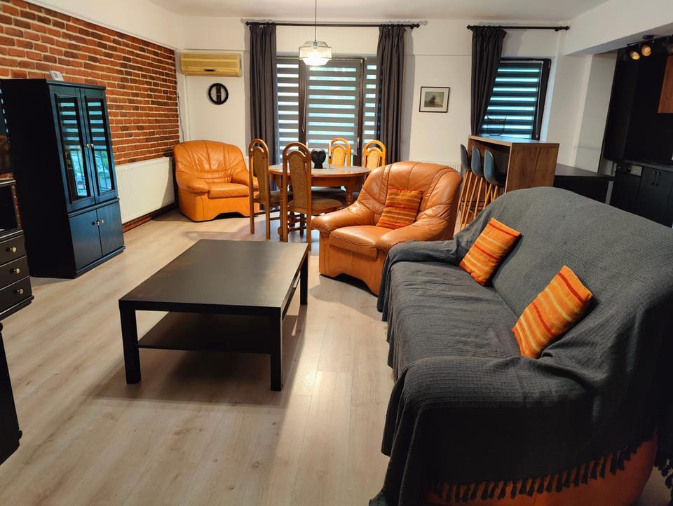 Communal lounge/ TV room, TV and multimedia, Living room, Seating area, Dining area
