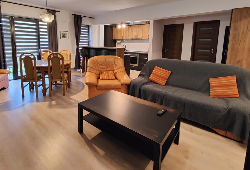 Kitchen or kitchenette, Living room, Seating area, Dining area