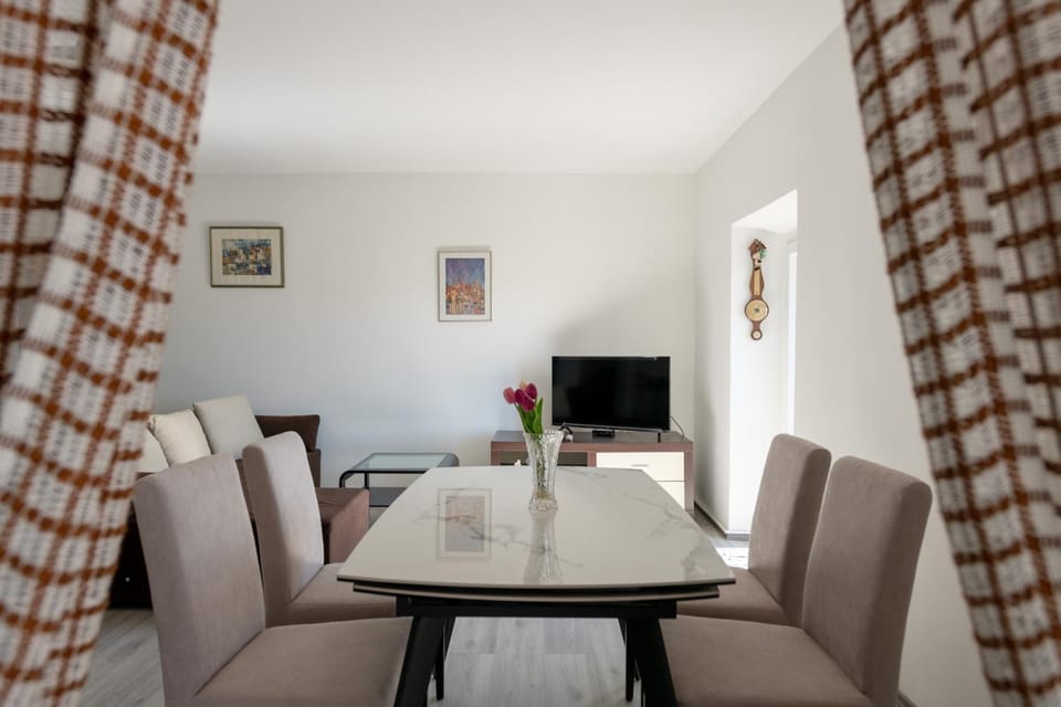 TV and multimedia, Living room, Seating area, Dining area