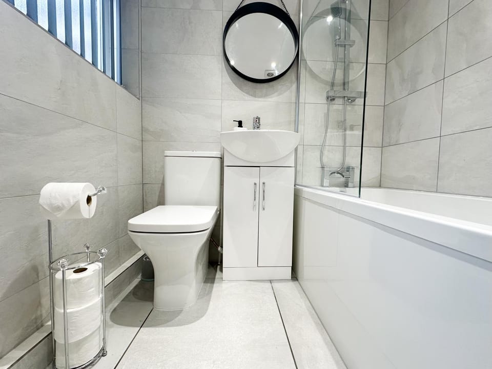 Shower, Toilet, Bathroom, Bath, towels