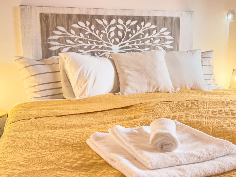 Bed, Photo of the whole room, Bedroom, towels