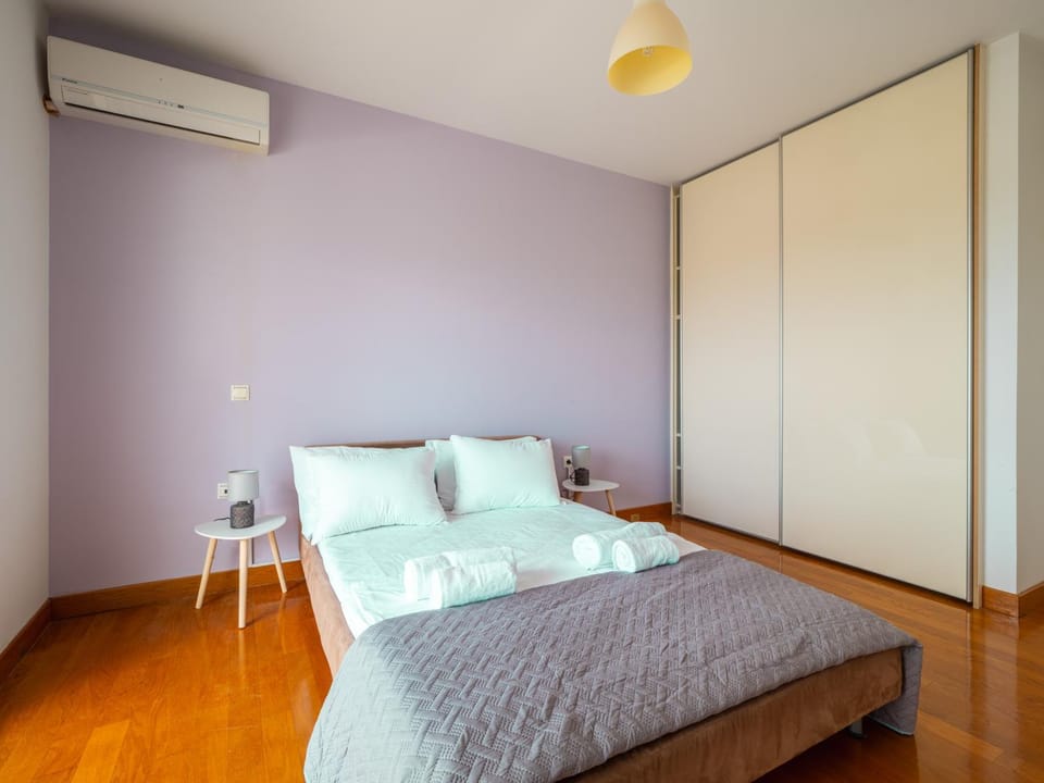 Bed, Bedroom, wardrobe, air conditioner