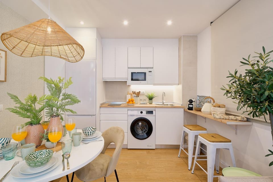Kitchen or kitchenette, minibar