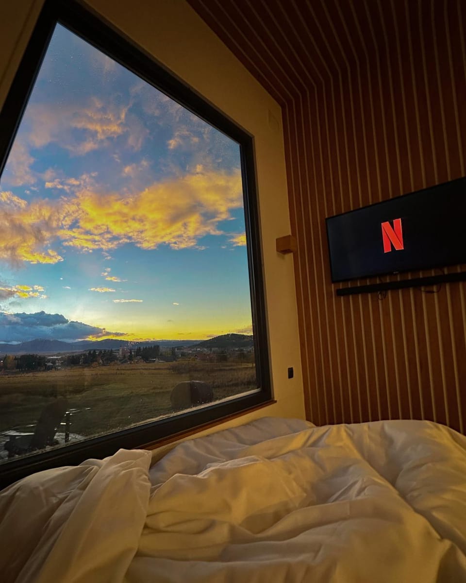 Natural landscape, Photo of the whole room, Mountain view, Sunset