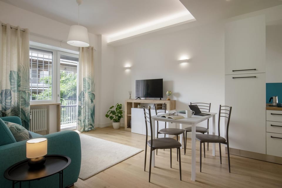 TV and multimedia, Kitchen or kitchenette, Living room, Seating area, Dining area