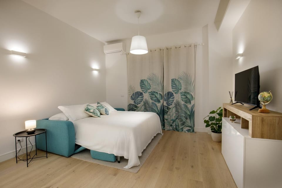 Bed, TV and multimedia, Living room