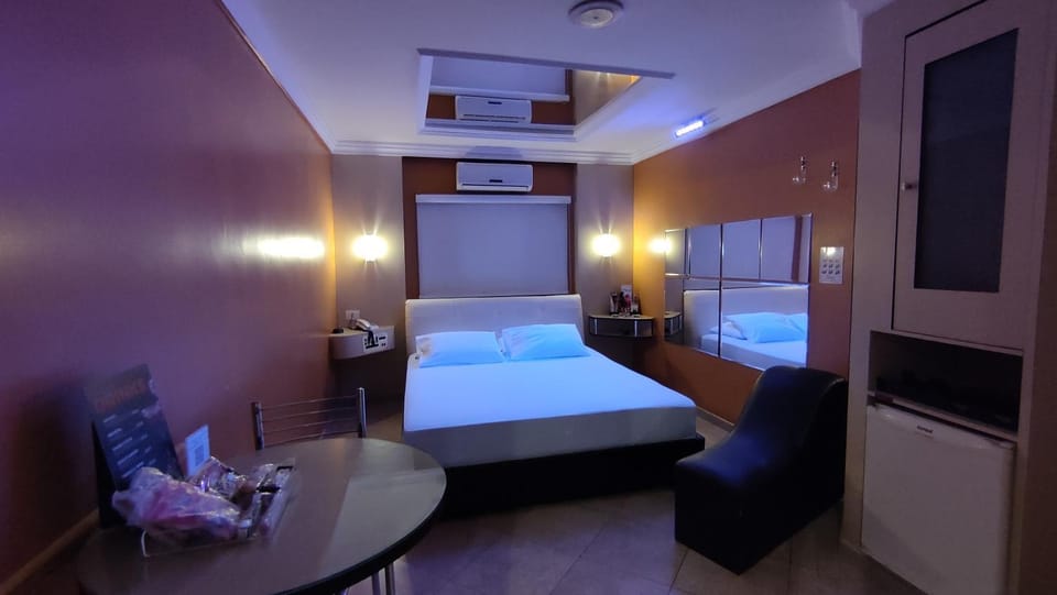 Bed, Bathroom, TV and multimedia, Bedroom