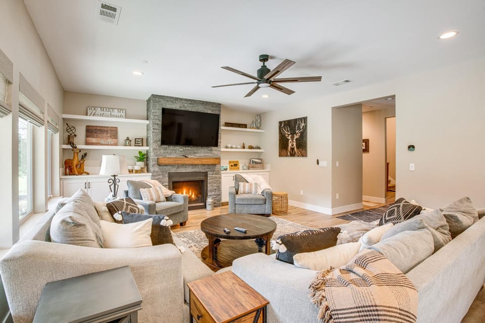 Game Room and Pool Access Spacious Cabin in Arnold Cabin in Arnold