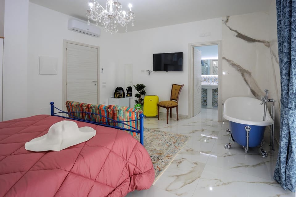 Bed, TV and multimedia, Bedroom