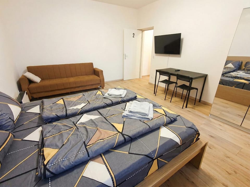 Bed, TV and multimedia, Seating area, Bedroom