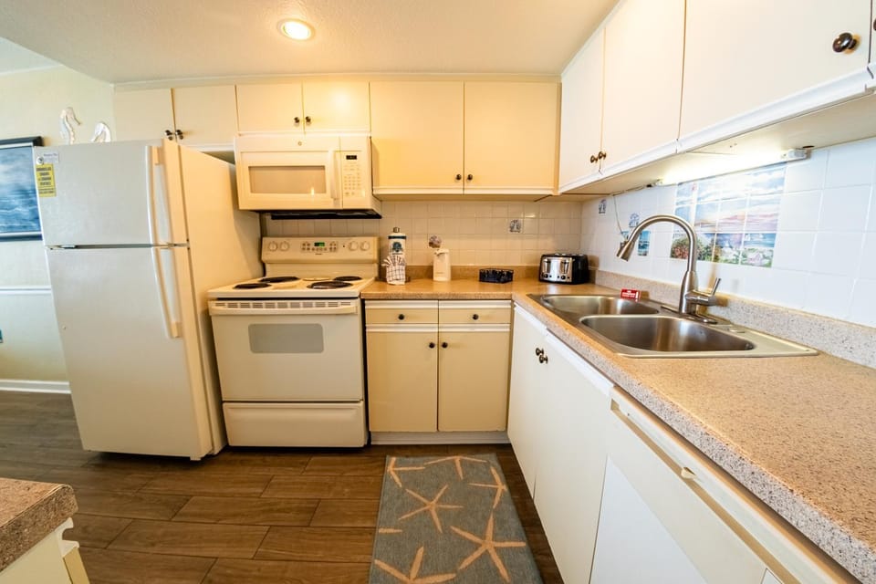 Beautiful Oceanfront Condo 910 Apartment in Garden City