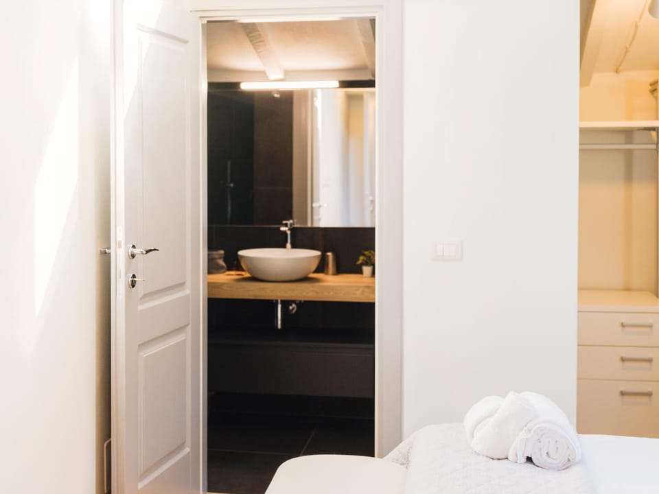 Bed, Bathroom, Photo of the whole room, Bedroom
