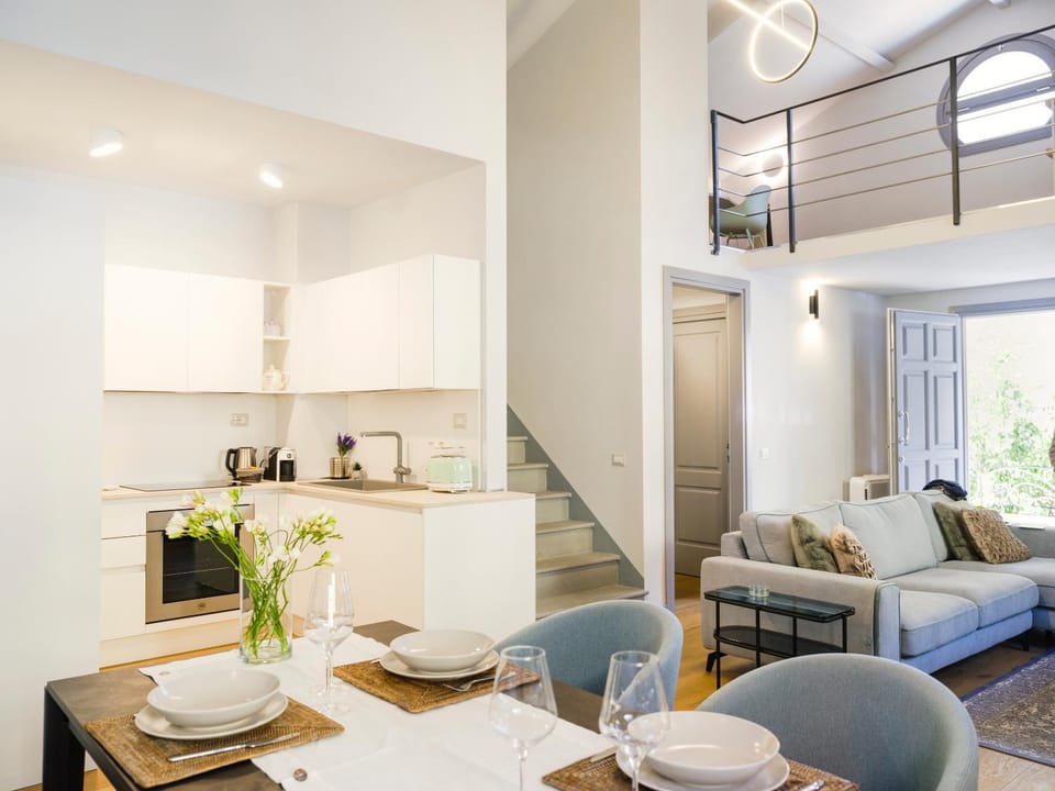 Kitchen or kitchenette, Living room, Seating area, Dining area, stove