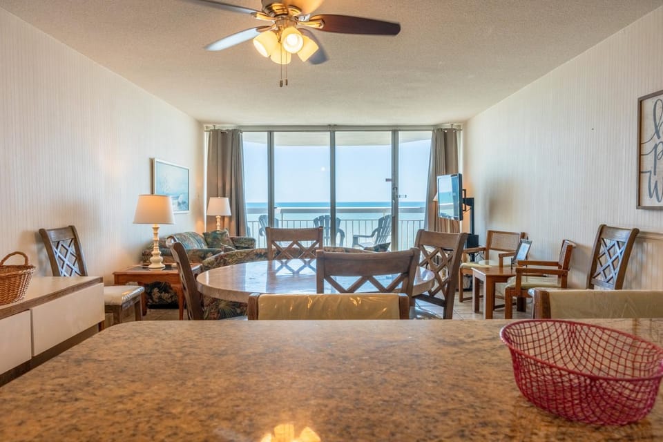 Beautiful Oceanfront Condo 911 Apartment in Garden City