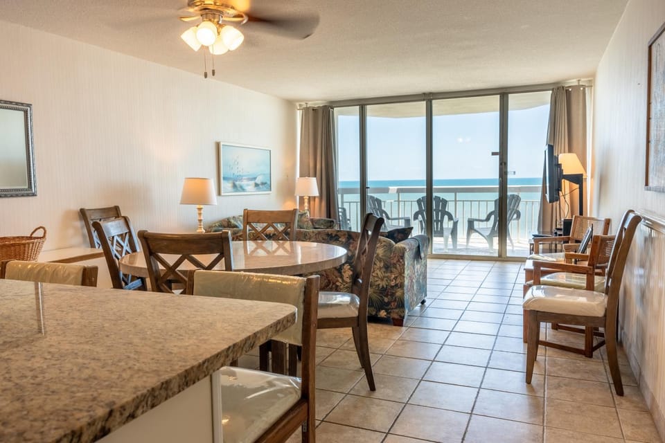 Beautiful Oceanfront Condo 911 Apartment in Garden City