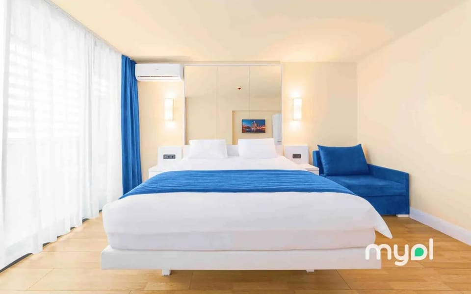 Bed, Photo of the whole room, Bedroom, Text overlay