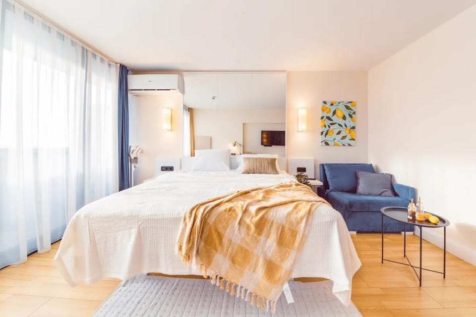 Bed, Living room, Photo of the whole room, Seating area, Bedroom